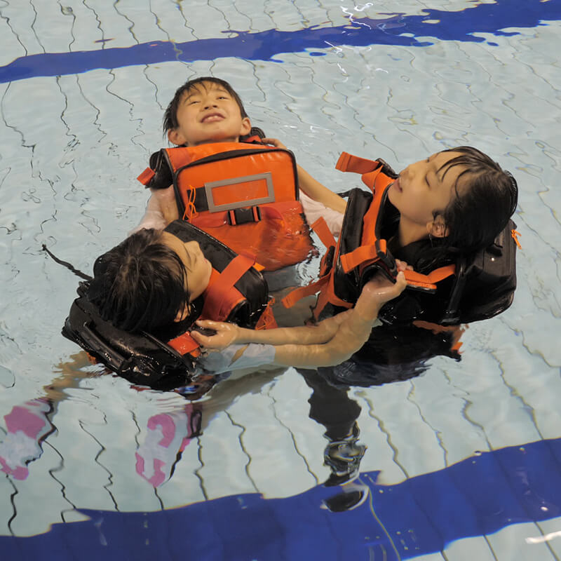 革新的な防災機能を備えた水に浮く軽量ランドセル